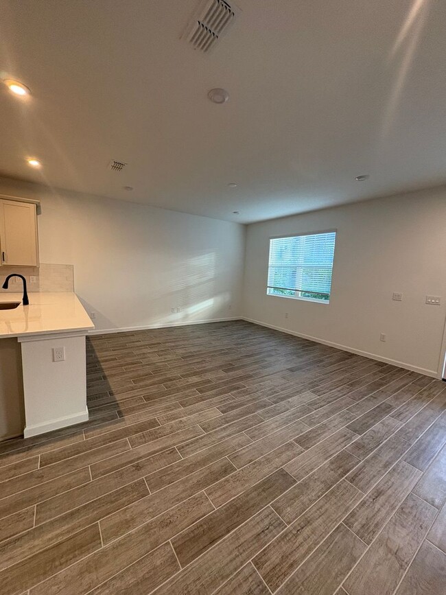 Building Photo - Modern 3-Bed, 3-Bath Townhome in Winter Sp...