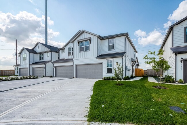 Building Photo - 27966 Western Crk Ct