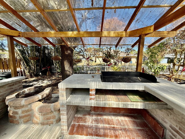 Building Photo - 125 SW Donna Terrace