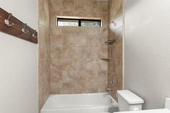 Building Photo - 5531 Drumlin Field Way