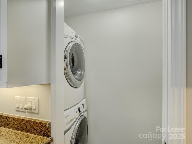 Building Photo - 6219 Colchester Pl