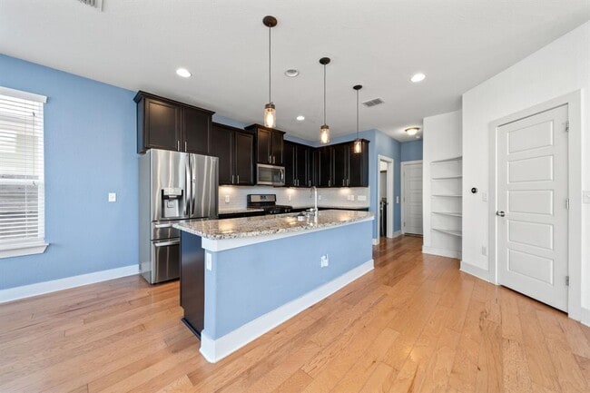 Building Photo - 1406 Casa Dr