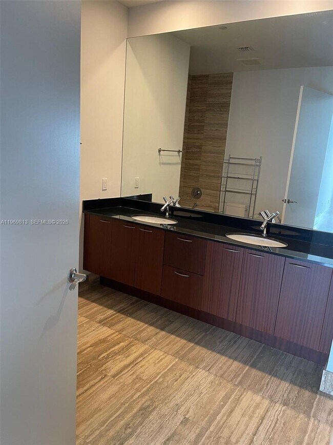 Building Photo - 15901 Collins Ave