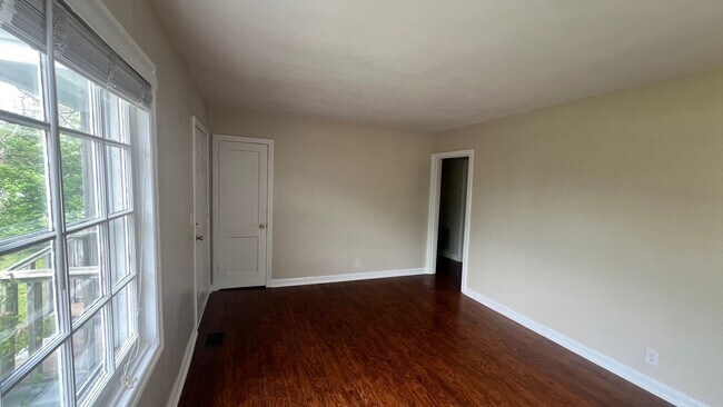 Building Photo - Cute East Nashville Home