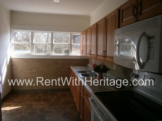 Building Photo - GORGEOUS RANCH/ GRAND PA'S BUNGELOW/ 1.6 ACRES/ FRONT PORCH/ PRIVATE YARD