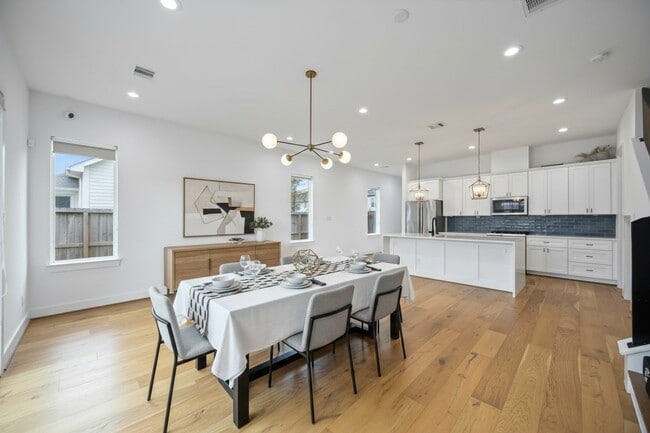 Building Photo - 2215 Mansfield St