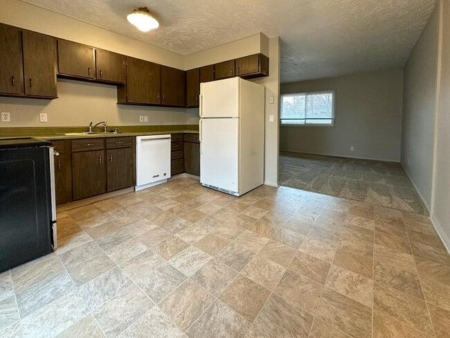 Building Photo - 2130 Essex Rd