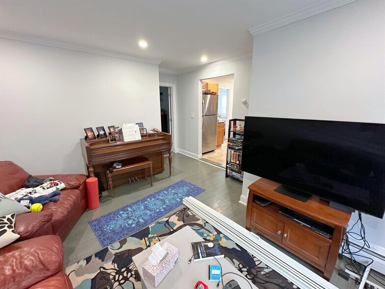 Building Photo - 164 Charles St