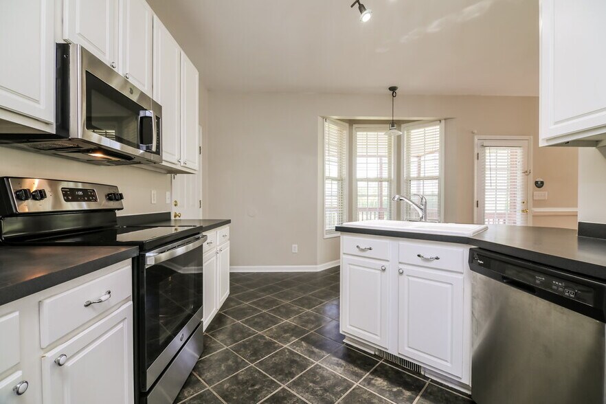 Building Photo - 512 Waterford Dr