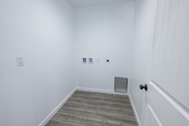 Building Photo - 6211 Poppy Blvd