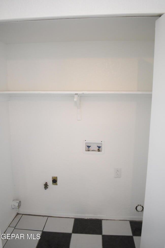 Building Photo - 3545 E Glen Dr