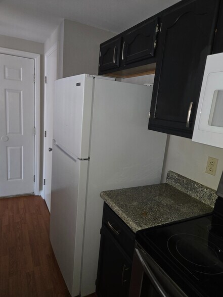 Building Photo - Room in Apartment on Arlyn Cir
