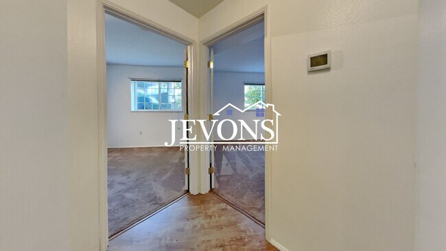 Building Photo - Condo with Swimming Pool and Private Enclosed 1-Car Garage in Klahanie Neighborhood