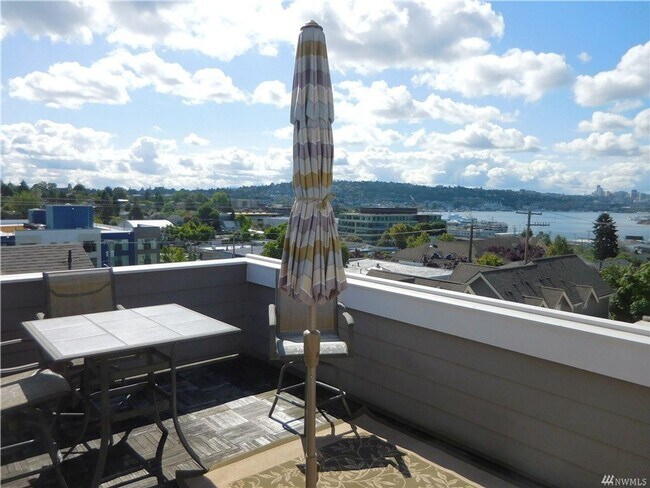 Building Photo - 3Bd/2.5Ba Seattle Townhome