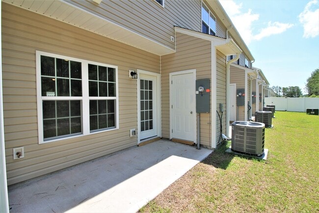 Building Photo - 2 BR/ 2.5 Bath Townhome located in The Tow...
