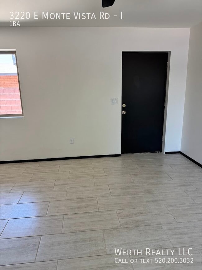 Building Photo - 3220 E Monte Vista Dr
