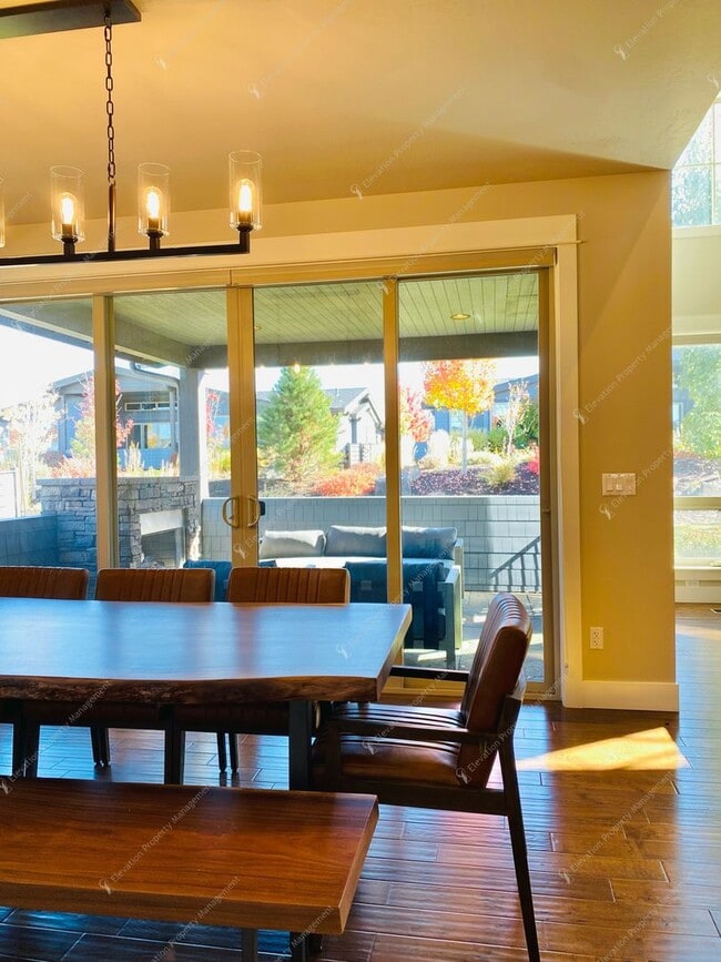 Building Photo - Luxury Single-Level 3BR - 3.5BA Living in Tetherow