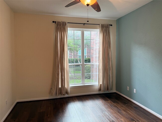 Building Photo - 2121 El Paseo St