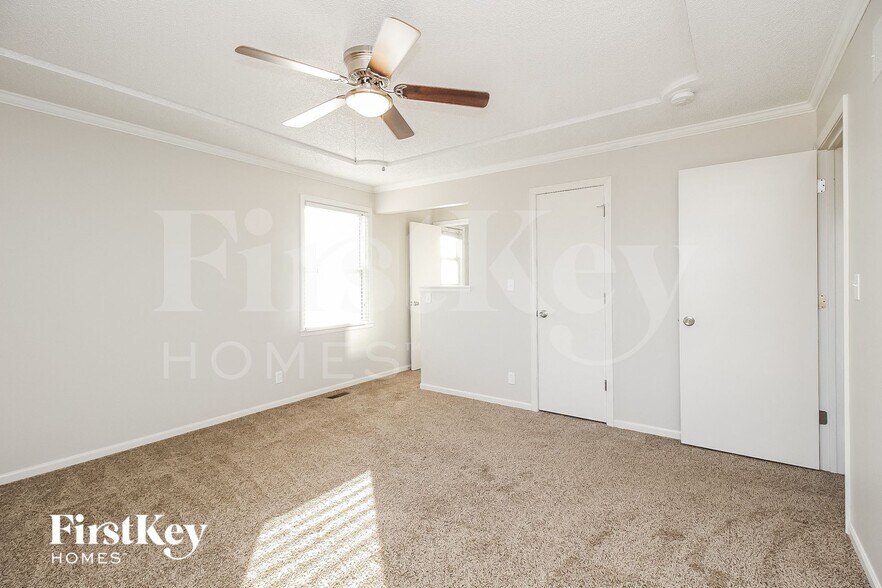 Building Photo - 1715 Regency Dr