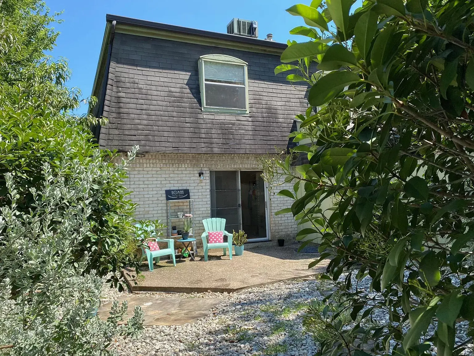 Private backyard space with side entry gate. - 2802 Westhill Dr