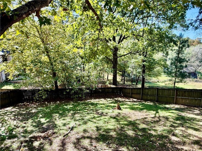 Building Photo - 305 Meadows Ct