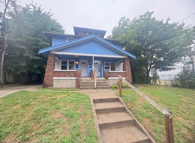 Primary Photo - 1655 Madison Ave SE