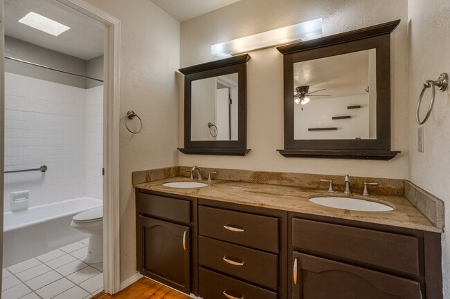 Building Photo - 6805 La Casa Bonita NE