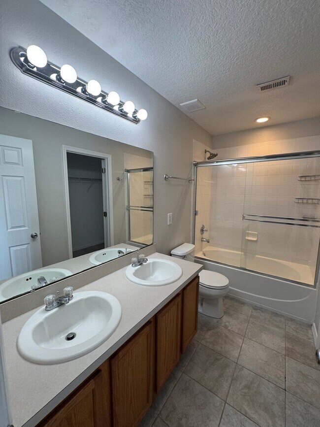 Building Photo - Avalon Park: 3 Bedroom, 2.5 Bath, 2 Car Garage Townhome