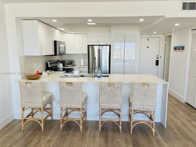Building Photo - 1450 Brickell Bay Dr