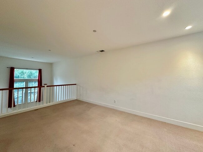 Building Photo - Welcome to modern luxury living in the heart of Midtown Sacramento!