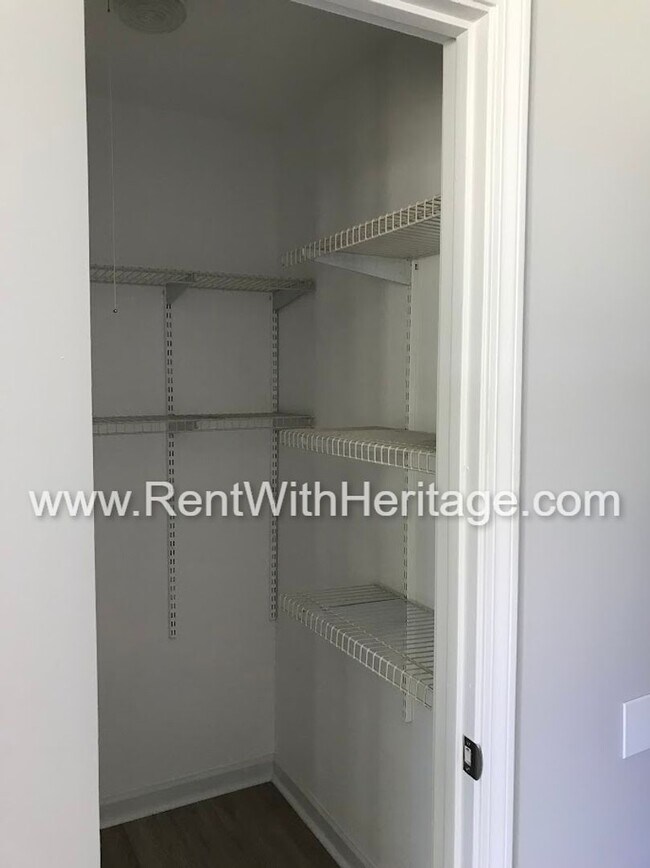 Building Photo - FANTASTIC 2 BEDROOM 1.5 BATH DUPLEX WITH ALL THE UPGRADES / GREAT LOCATION