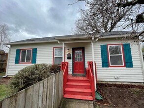 Building Photo - Charming and Updated 1913's Home! Woodstoc...
