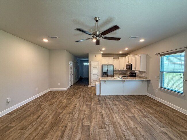 Building Photo - 3 bedroom 2.5 bath townhome tucked inside ...