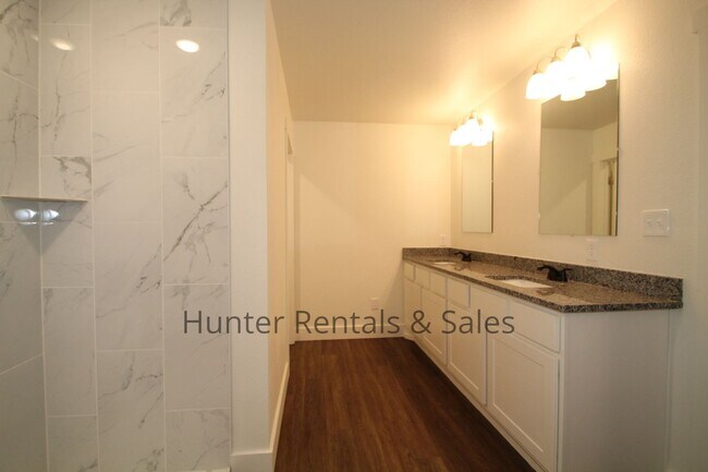 Building Photo - Upscale Three-bedroom Townhome!