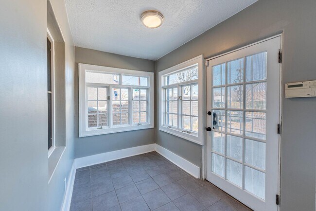 Building Photo - 722 Marquette Ave NW