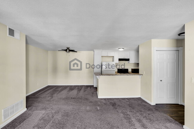 Building Photo - 2521 W Sunflower Ave