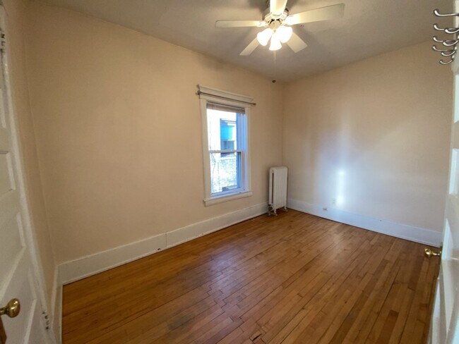 Building Photo - Upper level Corner Unit 1 Bed 1 Bath near Lake of the Isles and Walker Art Center! Description