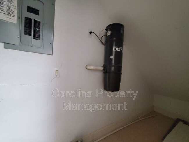 Building Photo - 2545 Rea Rd