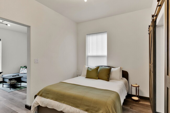 Building Photo - 902 Residence St