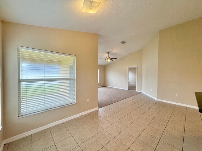 Building Photo - Gated Community of Mandolin