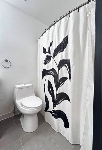 Building Photo - 444 NE 30th St