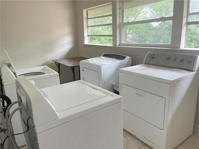 Building Photo - 213 Rosebud St