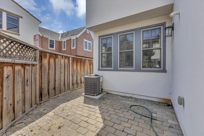 Building Photo - 928 Valencia Ave