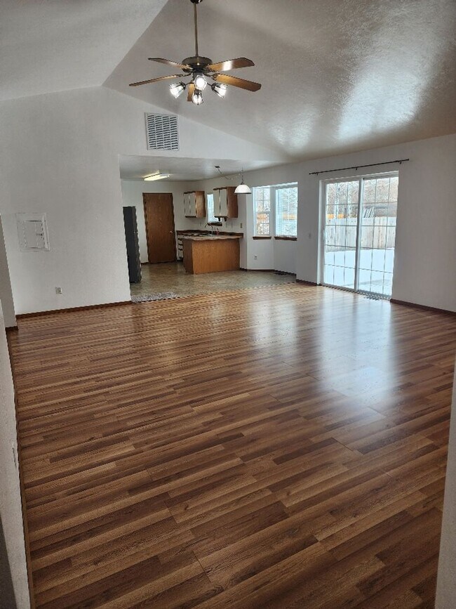 Building Photo - Newly remodeled 3 bedroom home!