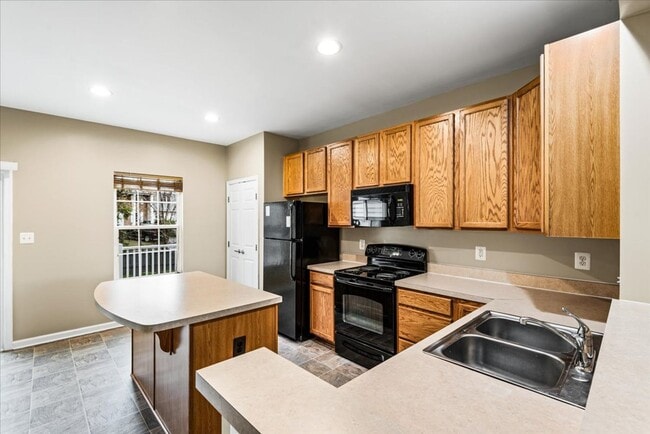 Building Photo - Charming 3-Level Townhome