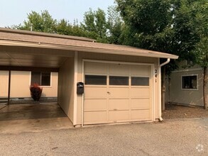 Building Photo - 2 bedroom 1.5 bath. Downtown Townhome Clos...