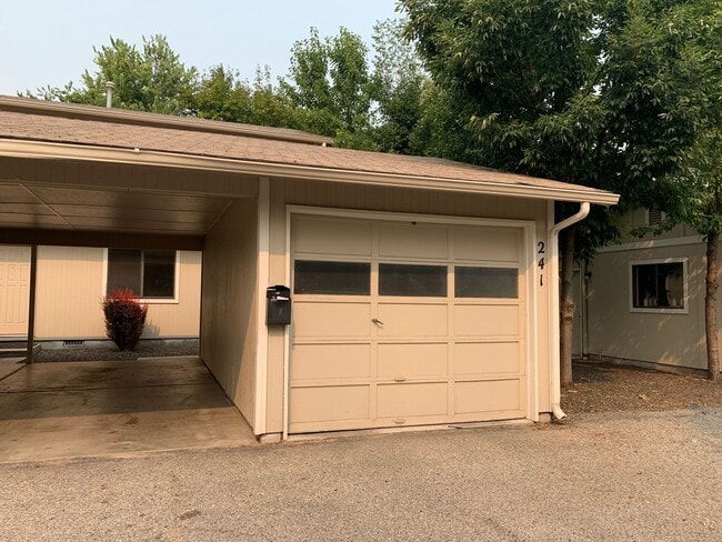 Primary Photo - Free rent for November 2025! $1095.00 for December 2025 and $1495 per month for the remainder of ...