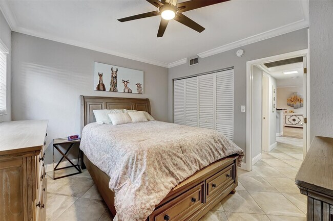 Building Photo - 744 NE 14th Ave