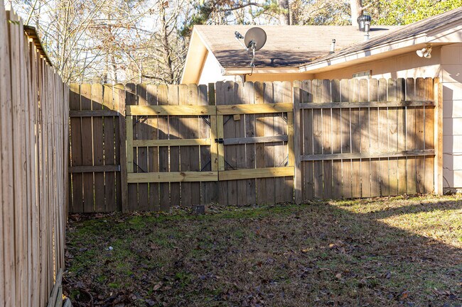 fenced back yard - 2558 Crestleigh Mnr