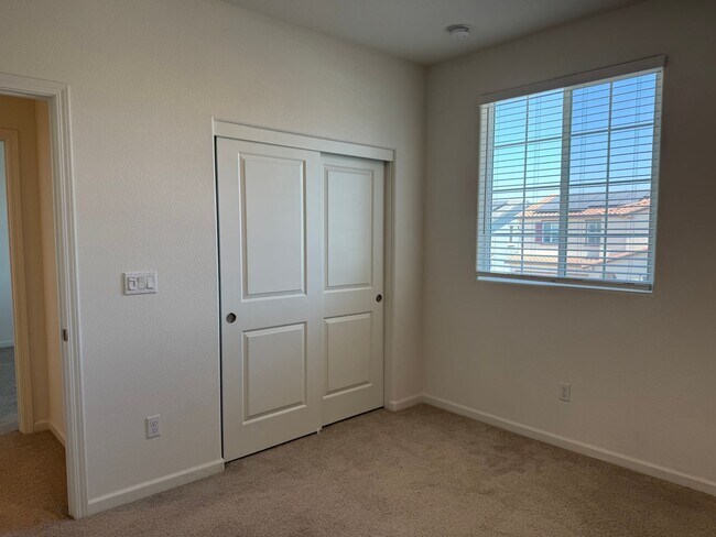 Building Photo - Beautiful 5 Bedroom, 3 Bathroom, 2800 Sqft...